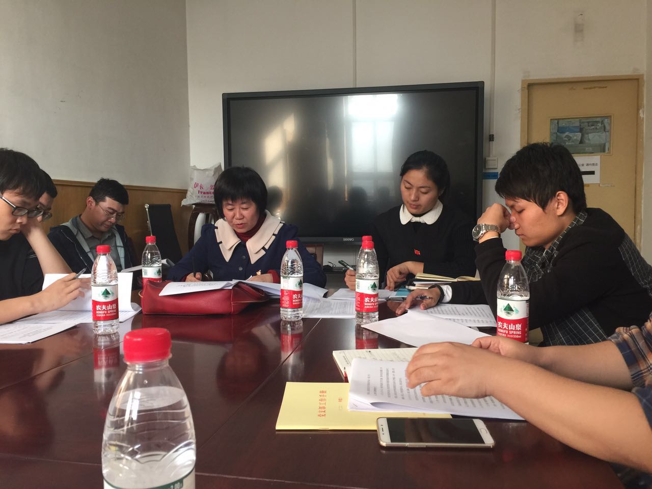 公司党委副书记吴旭带领党支部书记学习文件