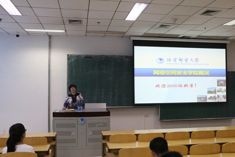 图二 党委副书记吴旭欢迎新生